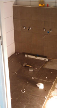 Brugman badkamer Nieuw Vennep tijdens tegelen